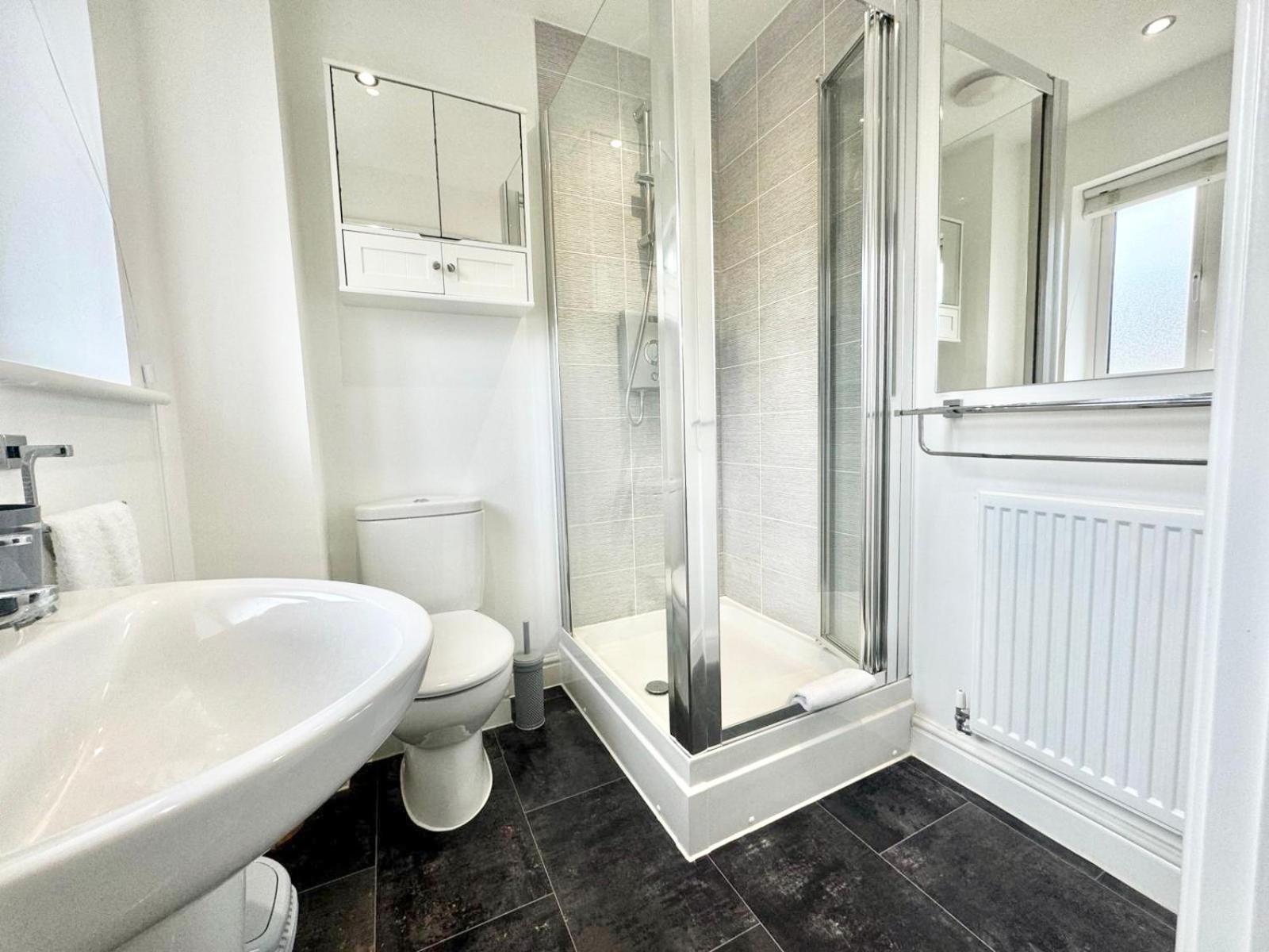 Home Centrally Located In Folkestone, Great Location For Families Or Workers المظهر الخارجي الصورة