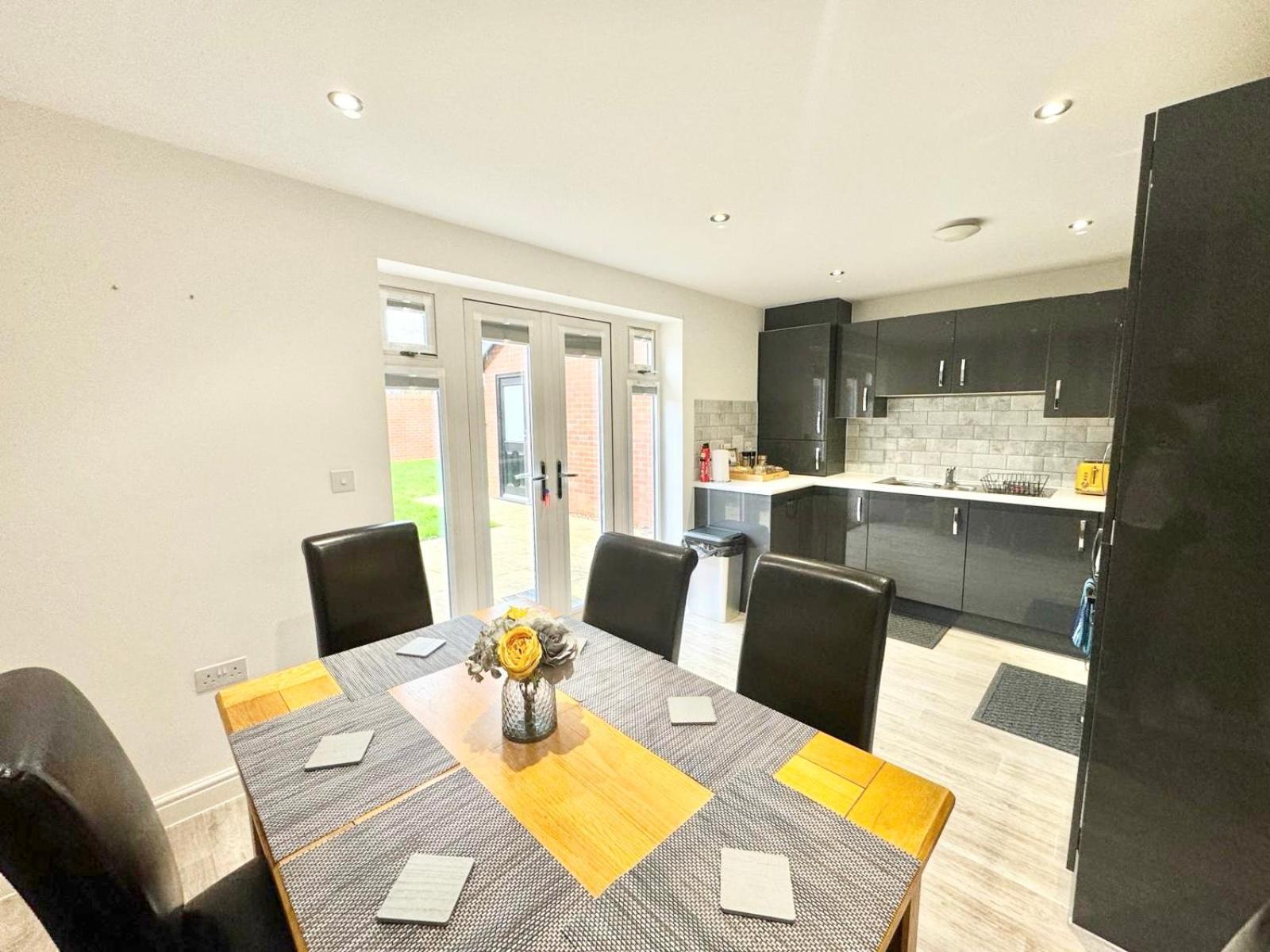Home Centrally Located In Folkestone, Great Location For Families Or Workers المظهر الخارجي الصورة