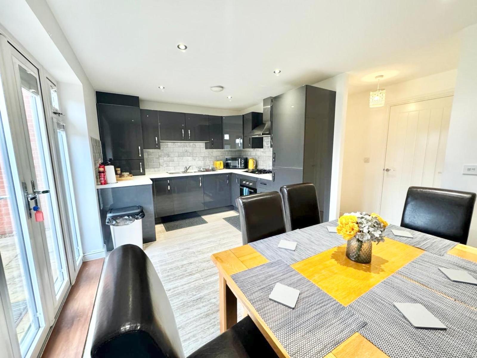 Home Centrally Located In Folkestone, Great Location For Families Or Workers المظهر الخارجي الصورة