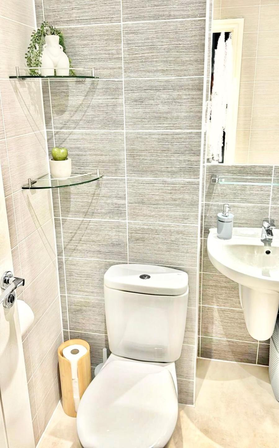 Home Centrally Located In Folkestone, Great Location For Families Or Workers المظهر الخارجي الصورة